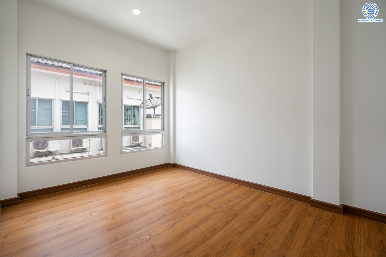 บ้านมือสองตกแต่งใหม่ ม.บ้านกลางเมืองสวิสทาวน์ เกษตร-นวมินทร์ แบรนด์ AP เนื้อที่ 20 ตร.ว. ฟังก์ชัน 3 ห้องนอน 3 ห้องน้ำ 1 ห้องอเนกประสงค์ จอดรถได้ 2 คัน ชีวิตแสนสงบ สภาพแวดล้อมเยี่ยม เชื่อมต่อ ถ.พหลโยธิน, ถ.เกษตร-นวมินทร์ ใกล้ ม.เกษตร, รถไฟฟ้าสายสีเขียว "สถานีมหาวิทยาลัยเกษตรศาสตร์" และทางด่วน "รามอินทรา-อาจณรงค์"...